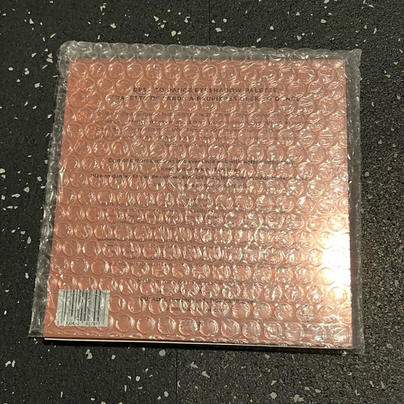 ICONIC LONDON | Desk To Dance Eyeshadow Palette - Picture 5 of 5